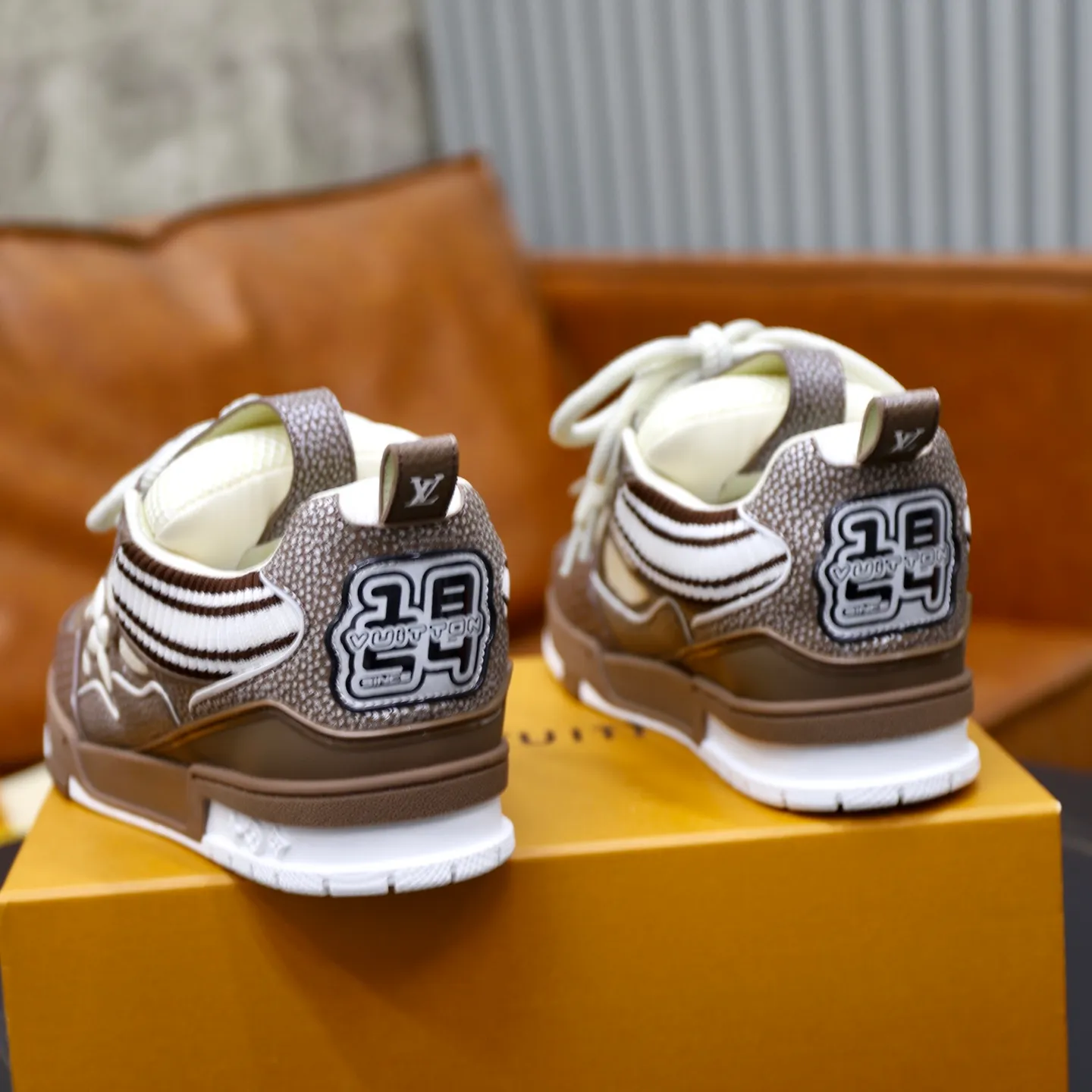Ex-factory price: 860💰LV Couple👫Louis Vuitton TRAINER sneakers classic Louis Vuitton men's artistic director Virgil Abloh picked inspiration to create this LV Trainer sneaker. Yingze crystal inlays present a colorful effect. VS can be matched with two gorgeous effect colors. The LV letter logo badge on the tongue is gorgeous and noble. The LV letter is decorated on the side. The outsole is decorated with a Monogram flower pattern. It shows the trend of elegance and nobility! Men's and women's models: 35-46